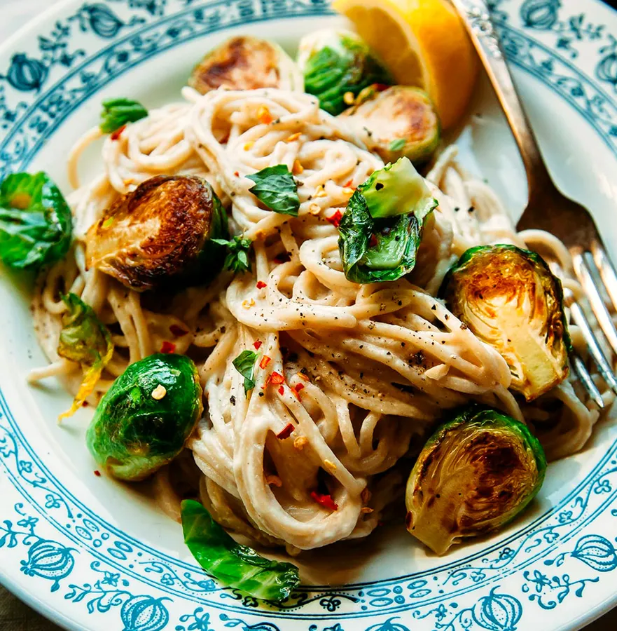 Pasta de miso cremosa con coles de bruselas