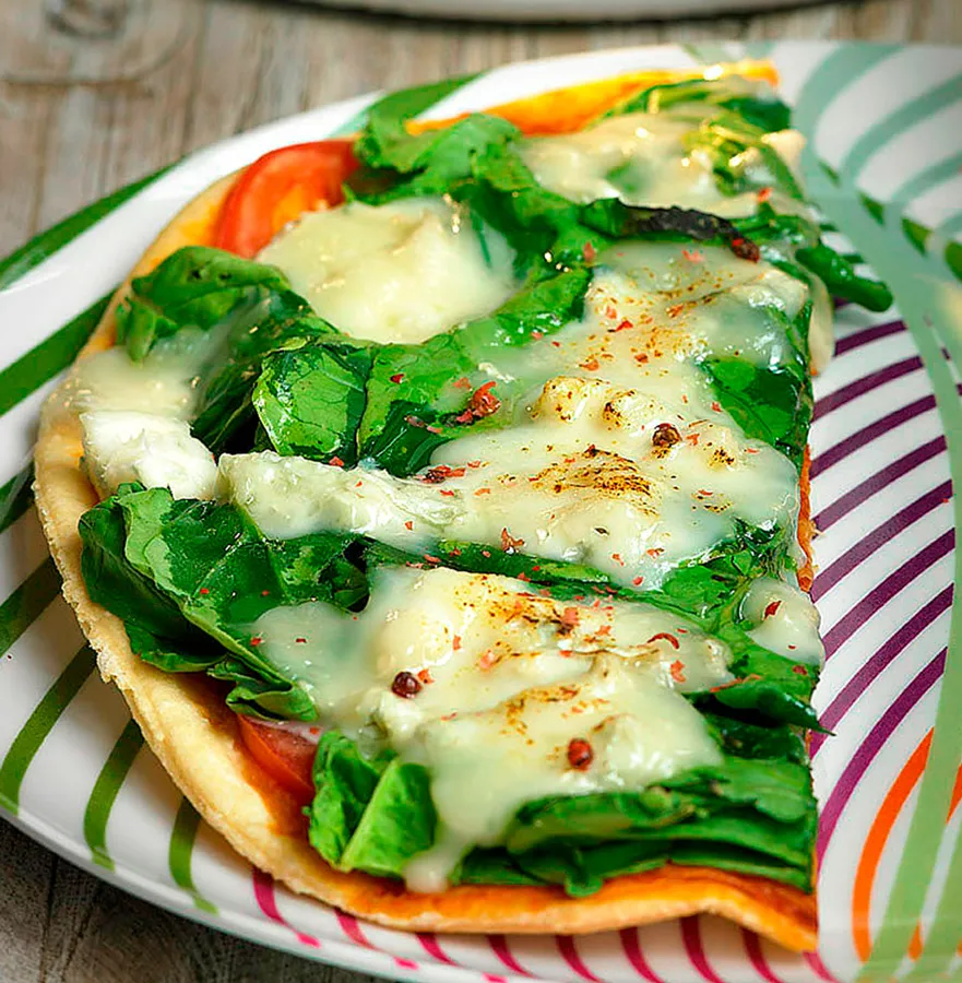 Pizza de espinacas, tomate y queso gorgonzola