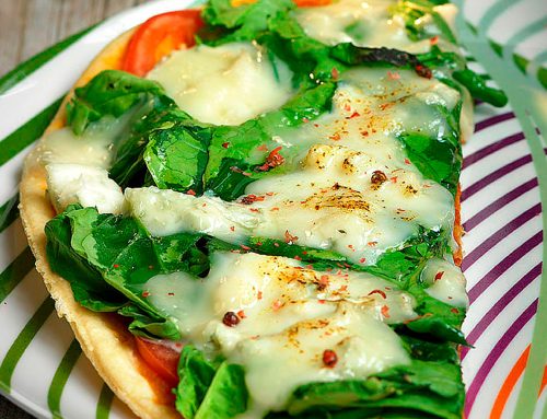 Pizza de espinacas, tomate y queso gorgonzola