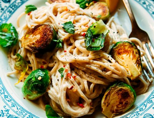 Pasta de miso cremosa con coles de bruselas